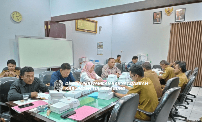 Pansus I dipimpin Samsul Huda saat melakukan pembahasan ranperda di Ruang Rapat Komisi A Kantor DPRD Tulungagung, Selasa (16/4) siang.