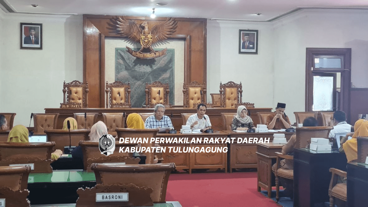 Ketua Pansus III, Heru Santoso, memimpin pembahasan ranperda di Ruang Graha Wicaksana yang biasa digunakan sebagai ruang rapat paripurna.