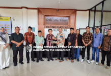 Sudarmaji (tengah) saat memberikan kain Batik Tulungagung pada pimpinan Pansus DPRD Kutai Kartanegara, Kamis (18/4).