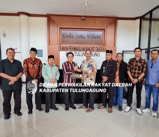 Sudarmaji (tengah) saat memberikan kain Batik Tulungagung pada pimpinan Pansus DPRD Kutai Kartanegara, Kamis (18/4).