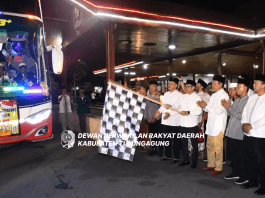 Marsono bersama Pj Bupati Tulungagung dan anggota Forkopimda Tulungagung saat melepas keberangkatan CJH Tulungagung, Selasa (4/6) malam.