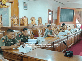 Heru Santoso (tengah) saat memimpin audiensi yang berlangsung di Graha Wicaksana Kantor DPRD Tulungagung, Selasa (25/6).