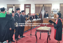 Tiga Wakil Ketua DPRD Tulungagung saat mengucapkan sumpah/janji yang dipandu oleh Kalanri Tulungagung, Cyrilla Nur Endah Sulistyaningrum, Rabu (30/10).