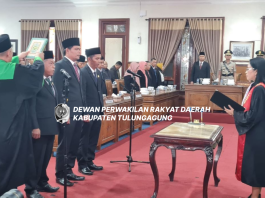 Tiga Wakil Ketua DPRD Tulungagung saat mengucapkan sumpah/janji yang dipandu oleh Kalanri Tulungagung, Cyrilla Nur Endah Sulistyaningrum, Rabu (30/10).