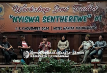 Marsono (berkopiah) saat menjadi narasumber di acara Workshop Seni Tradisi “Nyiswa Sentherewe”#1.