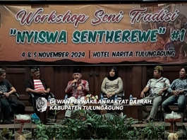 Marsono (berkopiah) saat menjadi narasumber di acara Workshop Seni Tradisi “Nyiswa Sentherewe”#1.