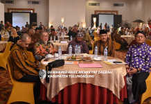 Marsono bersama Sekda Tri Hariadi dan anggota Forkopimda Tulungagung ketika melepas keberangkatan kirab Pataka Kabupaten Tulungagung, Kamis (14/11).