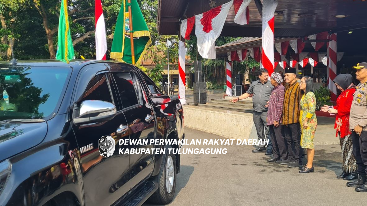 Marsono duduk bersama Sekda Tri Hariadi dan Prof Bagong Suyanto.