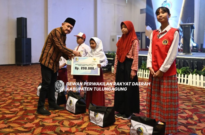 Marsono saat menyerahkan BSM secara simbolis pada siswa di acara rapat tim koordinasi penanggulangan kemiskinan (TKPK), Kamis (14/11).