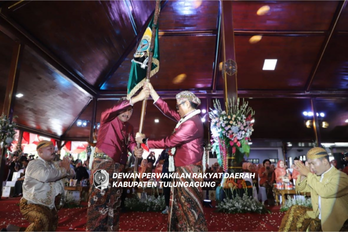 Marsono menyerahkan pataka lambing daerah pada Pj Bupati Heru Suseno di Pendopo Kongas Arum Kusumaning Bongso, Senin (18/11).