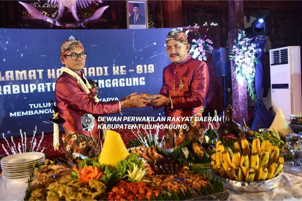 Marsono mendapat potogan nasi tumpeng dari Pj Bupati Heru Suseno diakhir acara Bersih Nagari