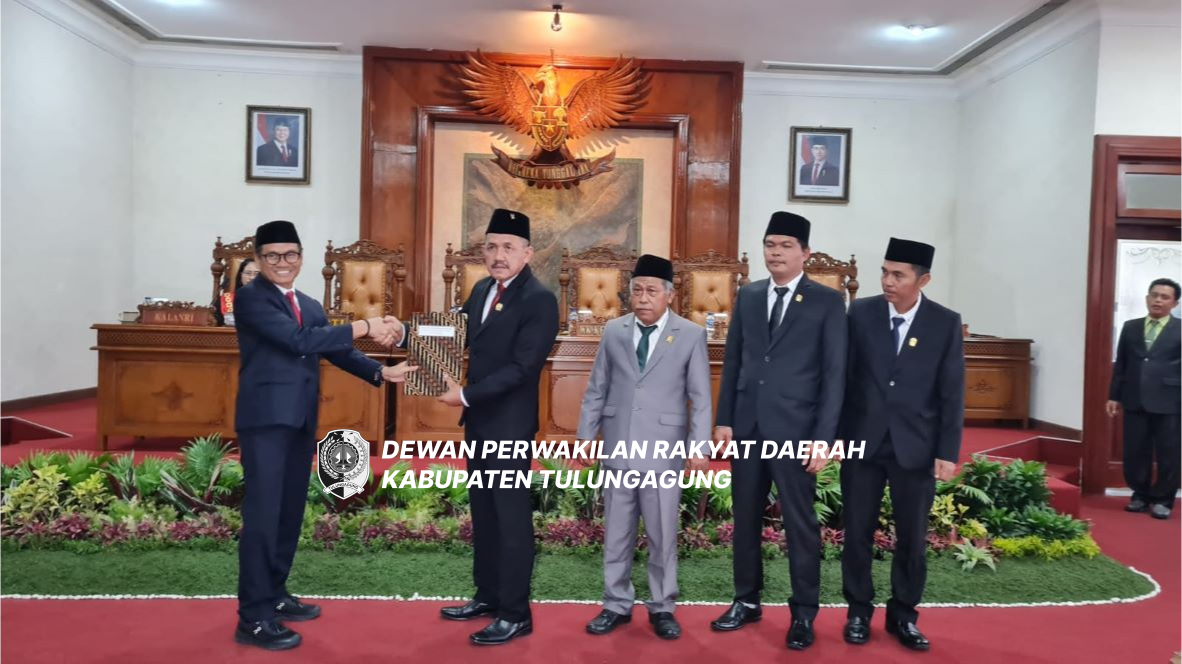 Pj Bupati Heru Suseno menyerahkan Ranperda APBD Tulungagung TA 2025 kepada Marsono.